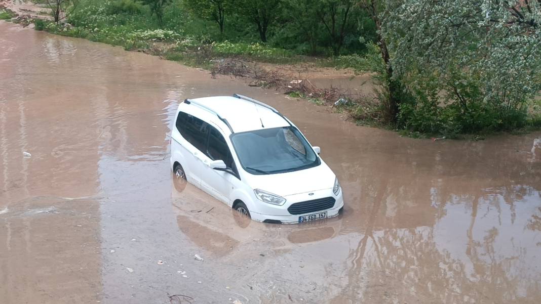 Sağanak bir ilimizde hayatı felç etti! Evleri su bastı, tren seferleri durdu 3